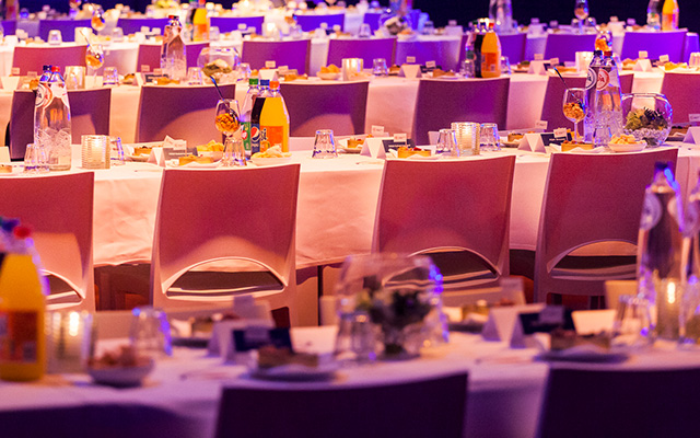 Dineren in de wieler- en atletiekhal